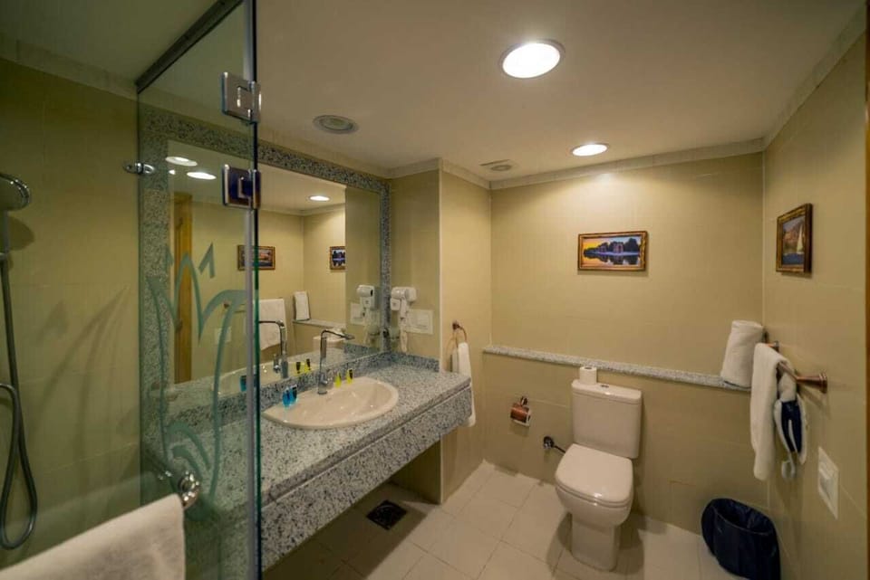 Combined shower/tub, deep soaking tub, rainfall showerhead, hair dryer