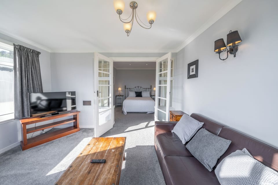 Deluxe Double Room | Premium bedding, iron/ironing board, free WiFi, bed sheets