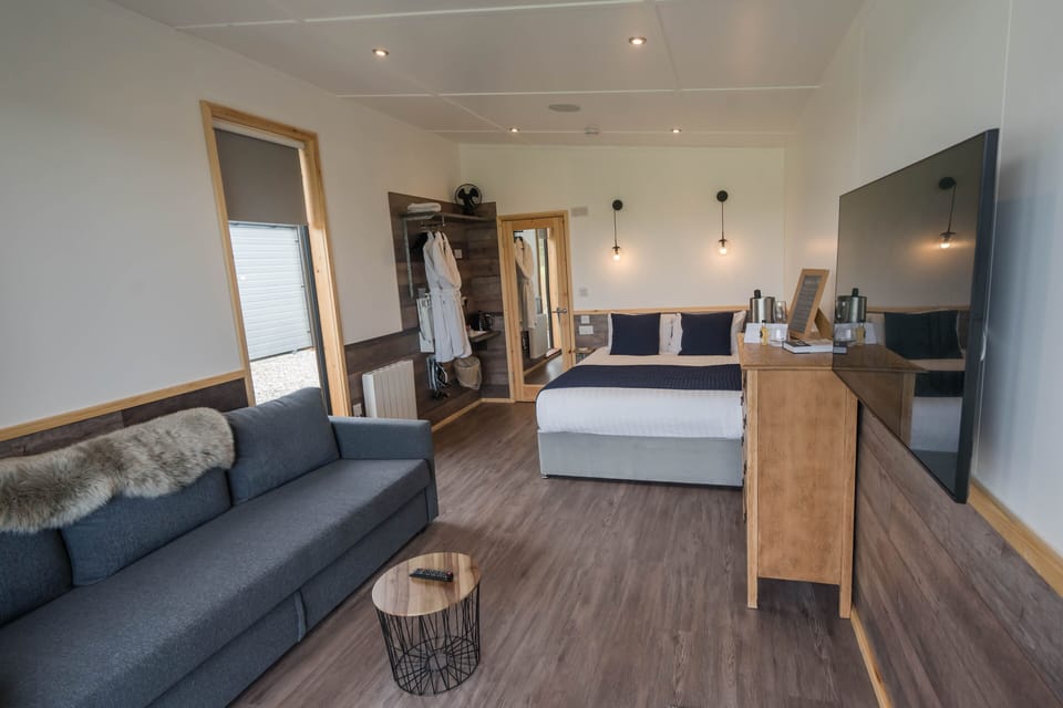 Superior Cabin | Premium bedding, iron/ironing board, free WiFi, bed sheets