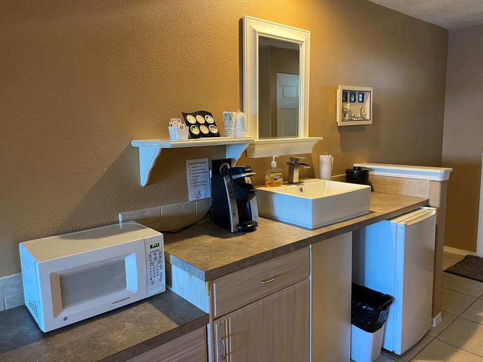 Single Room, 1 King Bed with Sofa bed | Iron/ironing board, free WiFi, bed sheets