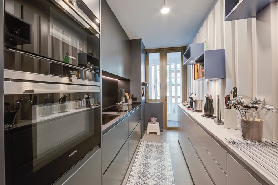Family Apartment, 2 Bedrooms, 2 Bathrooms (Dandy House Few Min From Lake) | Private kitchen | Fridge, microwave, oven, stovetop