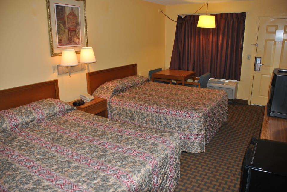 Iron/ironing board, rollaway beds, free WiFi