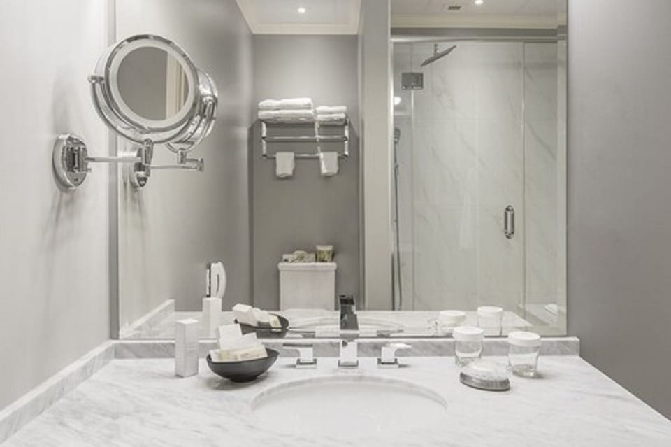 Premier Room, 1 King Bed | Bathroom | Free toiletries, hair dryer, bathrobes, towels