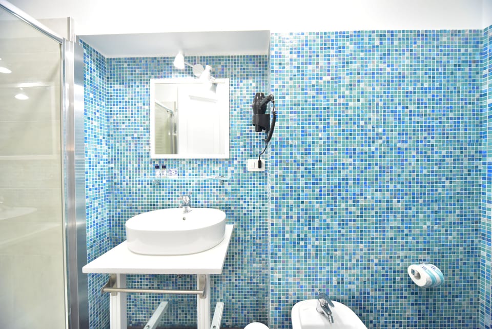 Standard Room | Bathroom | Shower, rainfall showerhead, free toiletries, hair dryer