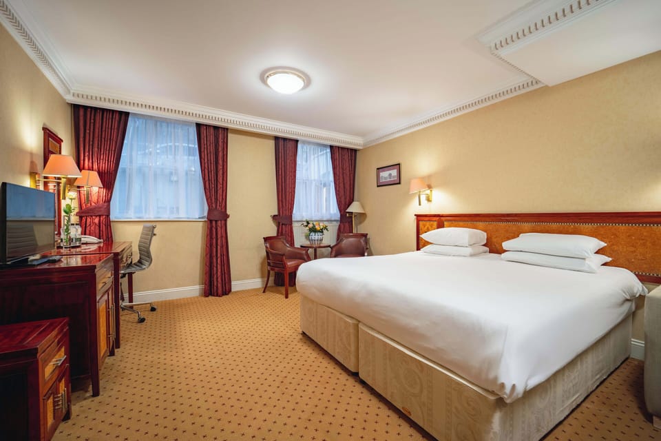 Deluxe Studio with Kitchenette | Hypo-allergenic bedding, in-room safe, iron/ironing board, free WiFi