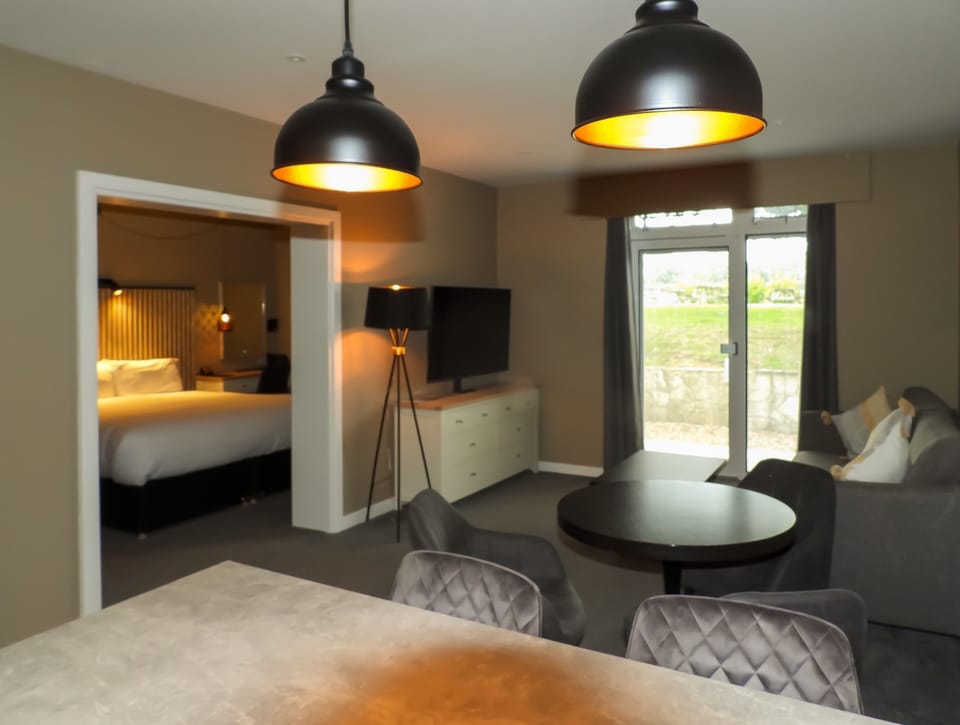 Desk, laptop workspace, iron/ironing board, free WiFi