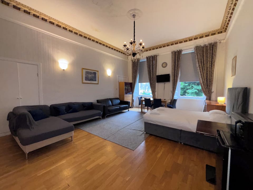 Classic Studio Suite | Free WiFi, bed sheets