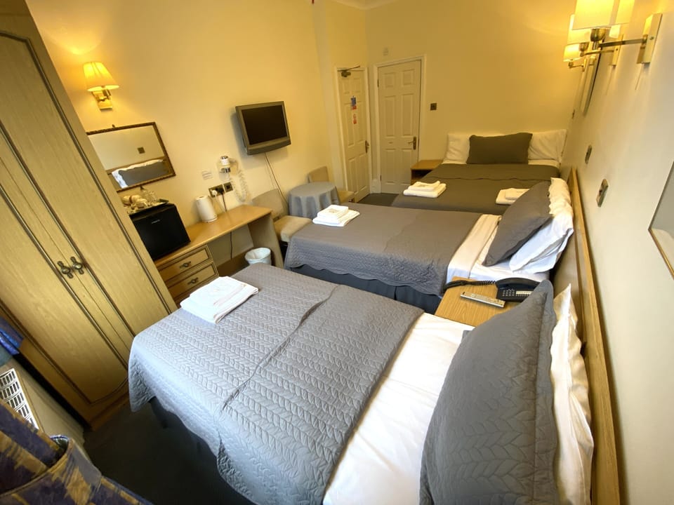 Quadruple Room | In-room safe, desk, iron/ironing board, free WiFi