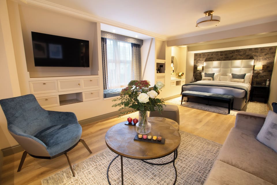 The Fitzrovia Suite | Hypo-allergenic bedding, in-room safe, desk, iron/ironing board