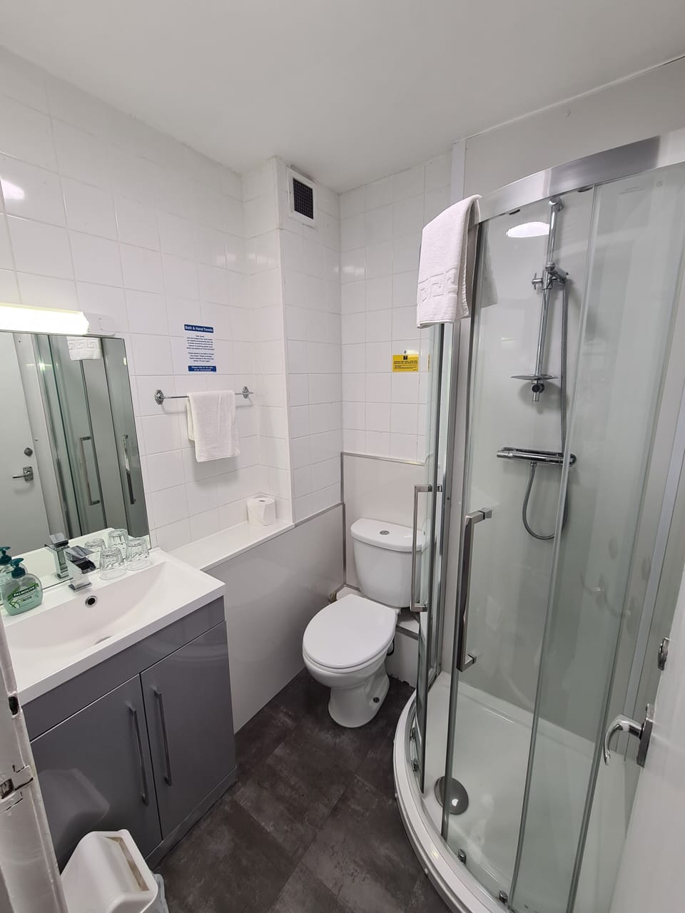 Family Room, Ensuite | Bathroom shower