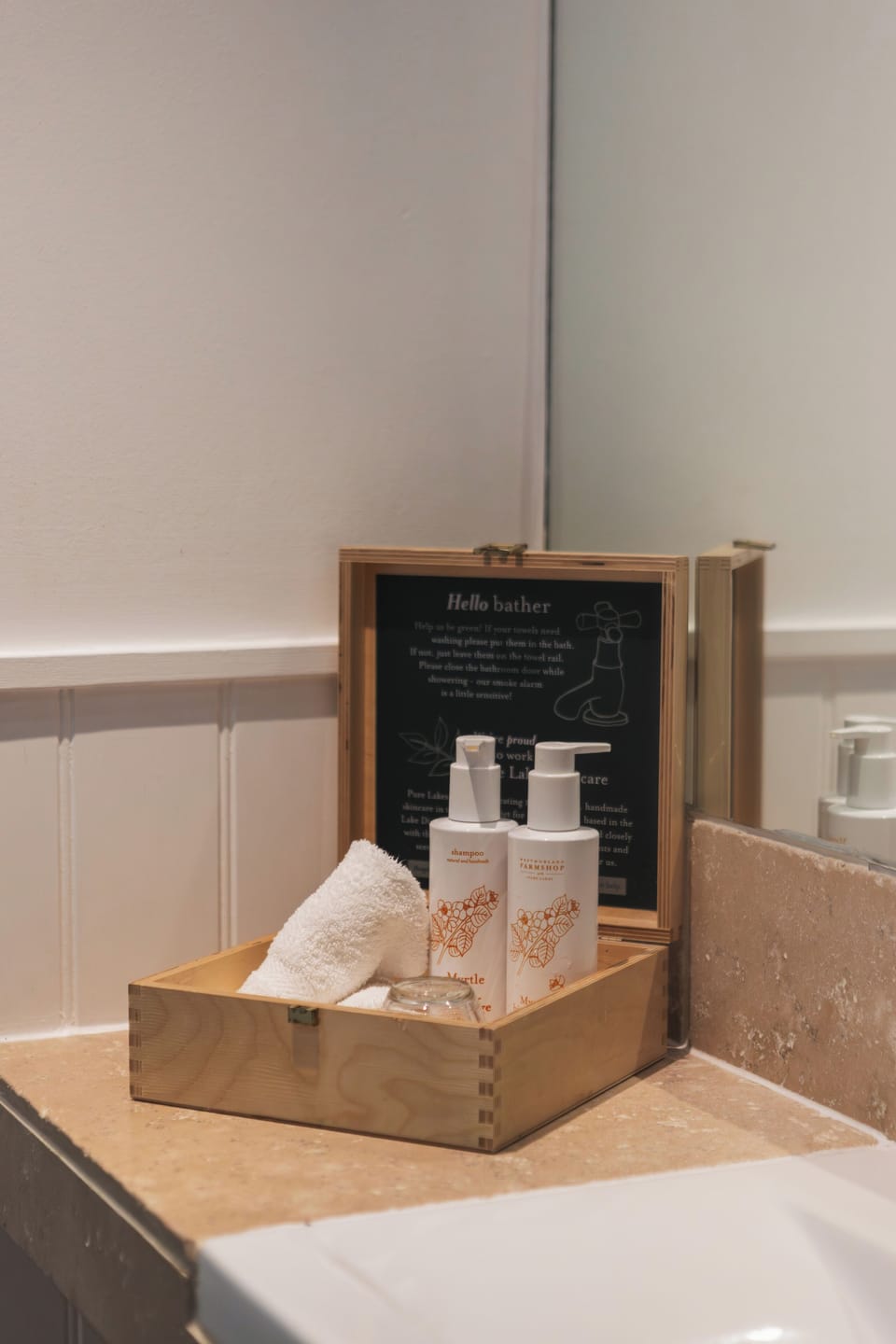 Combined shower/tub, free toiletries, hair dryer, towels