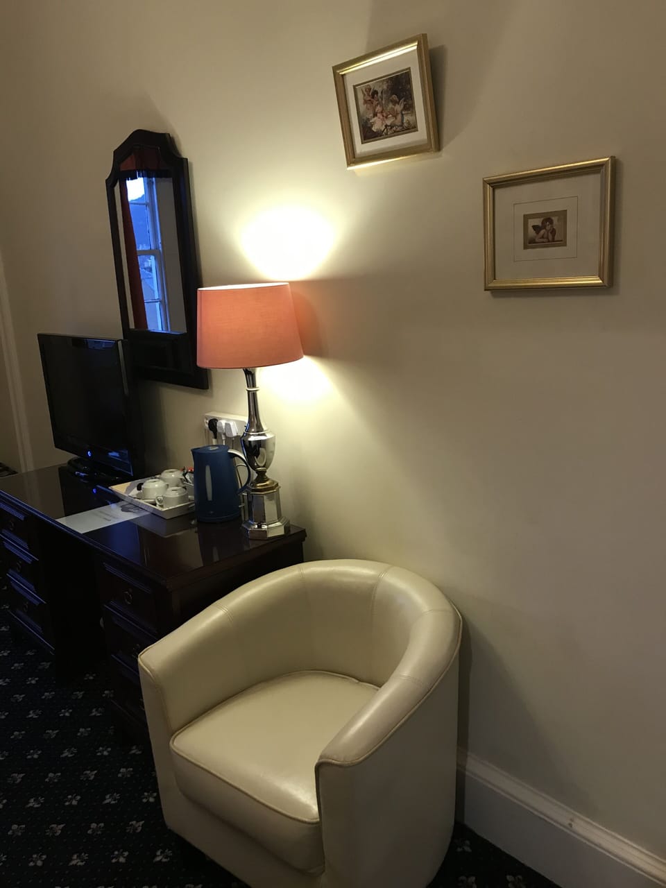 Family Room (Room 8) | Desk, soundproofing, bed sheets