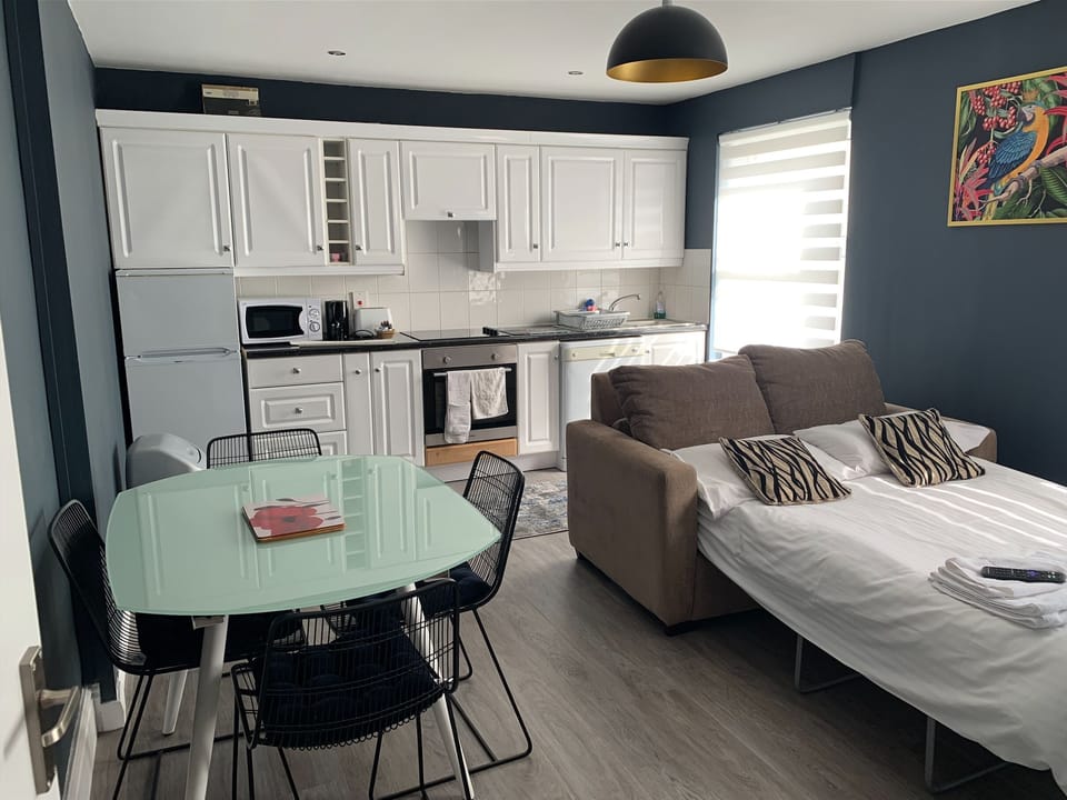 Standard Apartment, Ensuite (Self Catering -sleeps 2-5) | Dining