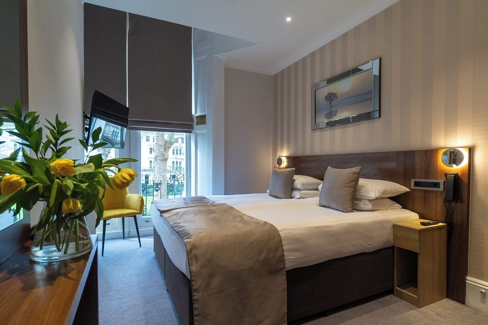 Double Room, Garden View | Minibar, in-room safe, iron/ironing board, free WiFi