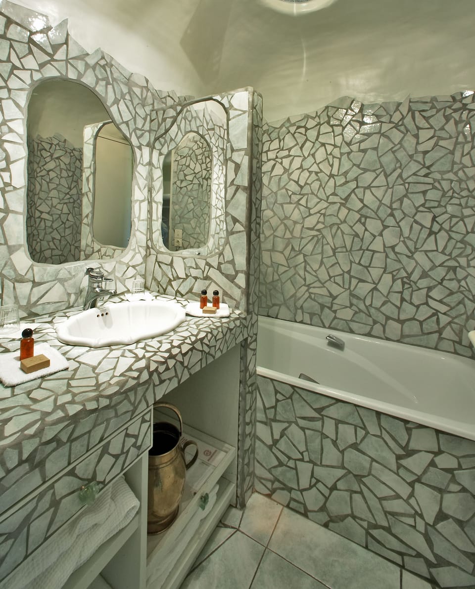 Family Room | Bathroom | Bathtub, hair dryer, towels