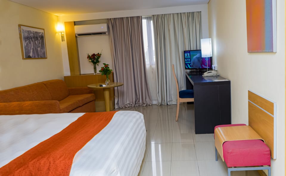 Classic Room | Minibar, in-room safe, desk, laptop workspace