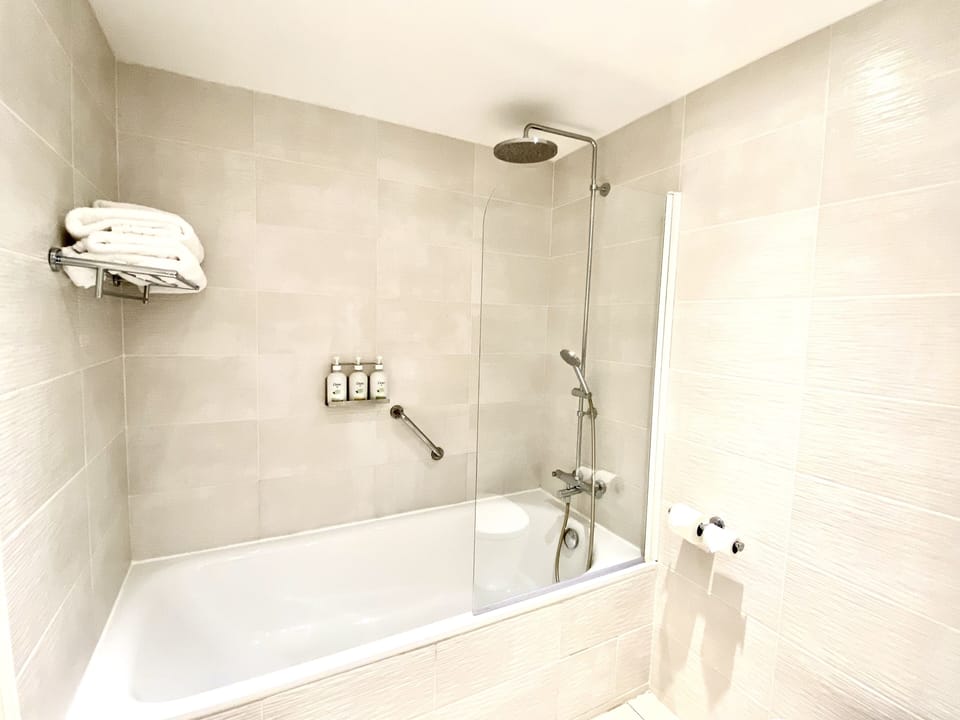 Rainfall showerhead, free toiletries, hair dryer, towels