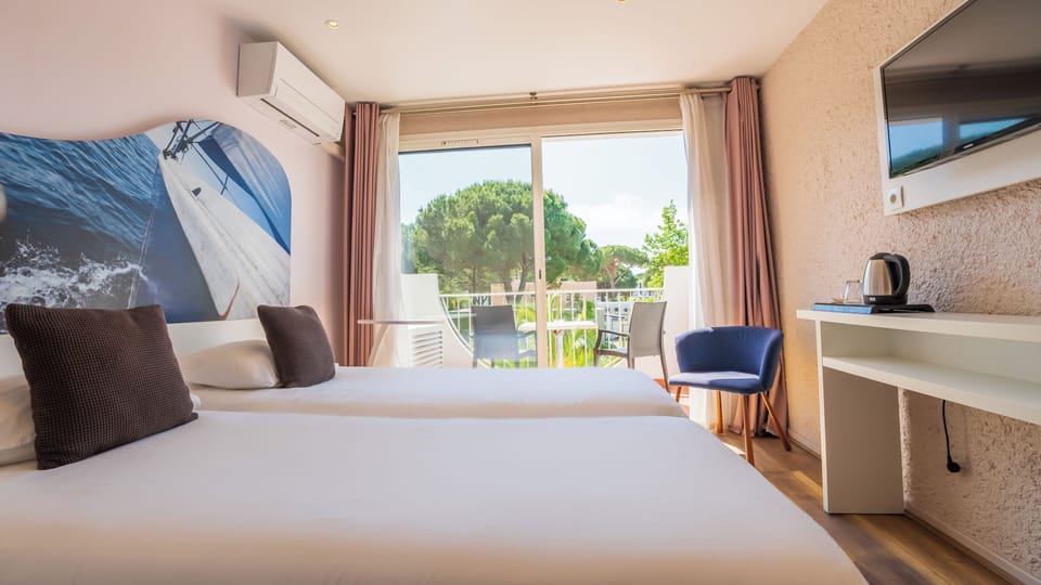 Twin Room (Tribord) | Minibar, in-room safe, cribs/infant beds, free WiFi