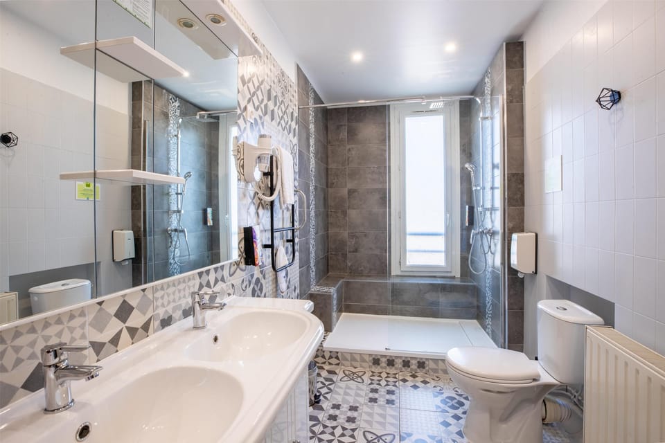 Superior Room, 1 Queen Bed, Non Smoking | Bathroom | Free toiletries, hair dryer, towels