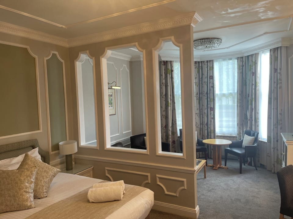 Suite | In-room safe, desk, iron/ironing board, free WiFi
