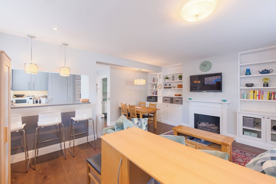 Apartment (2 Bedrooms) | Living area | TV