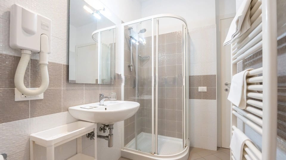 Shower, rainfall showerhead, free toiletries, hair dryer