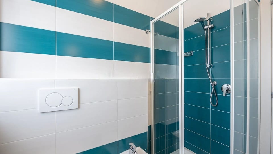 Shower, rainfall showerhead, free toiletries, hair dryer