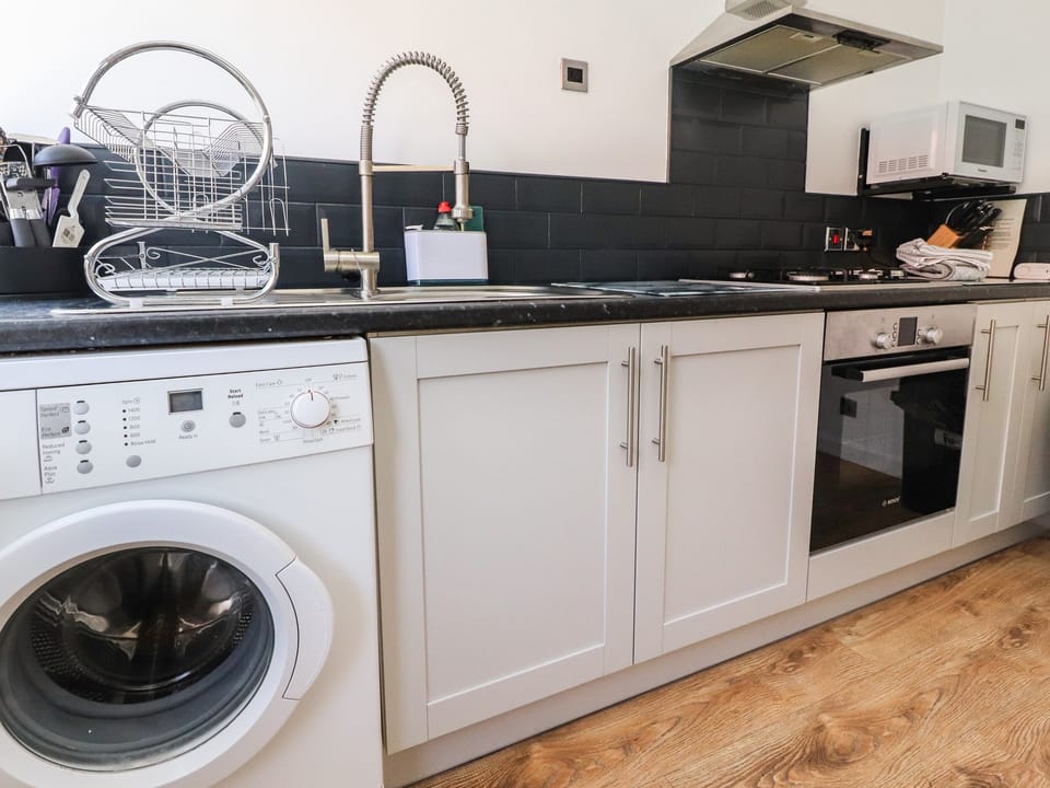 Cottage | Private kitchen | Fridge, electric kettle, toaster, cookware/dishes/utensils