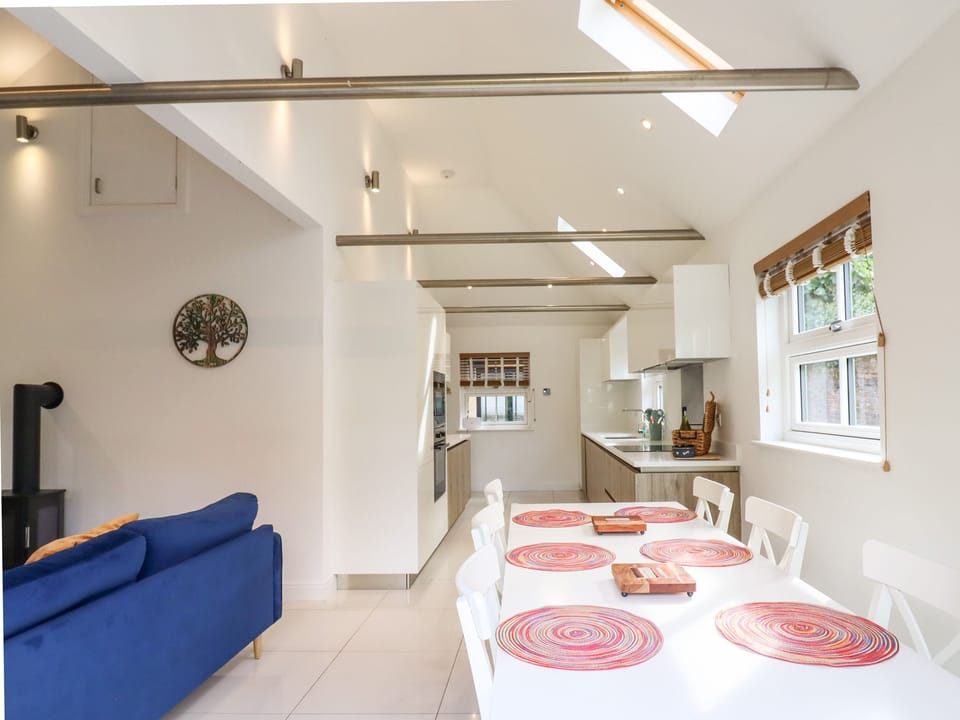 Cottage | Dining