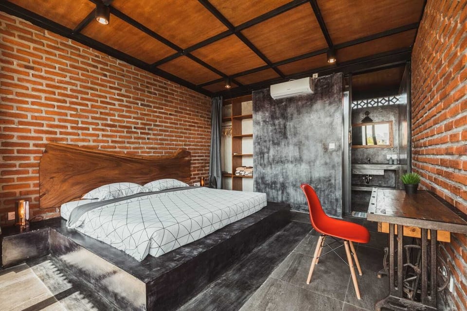 Luxury Studio Suite, 1 Bedroom, Garden View, Poolside | Desk, free WiFi