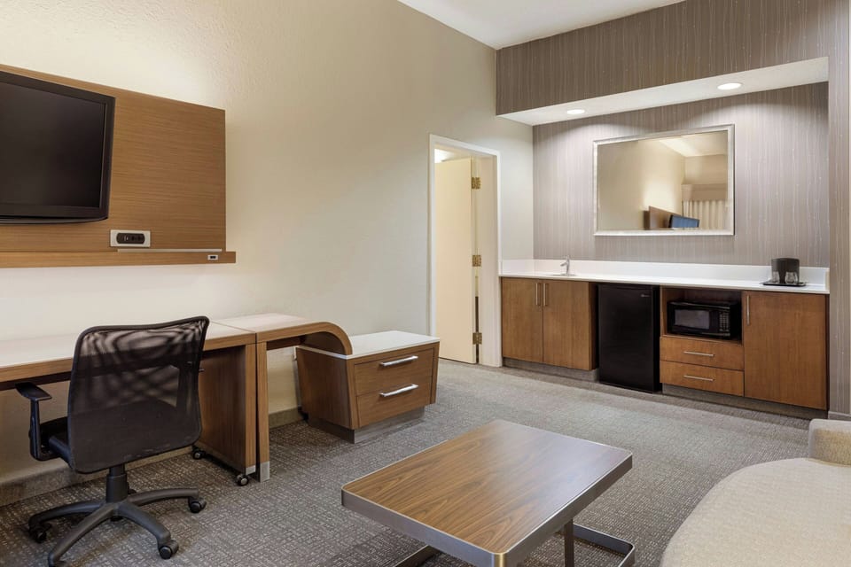 Suite, 1 Bedroom | Desk, laptop workspace, iron/ironing board, free cribs/infant beds