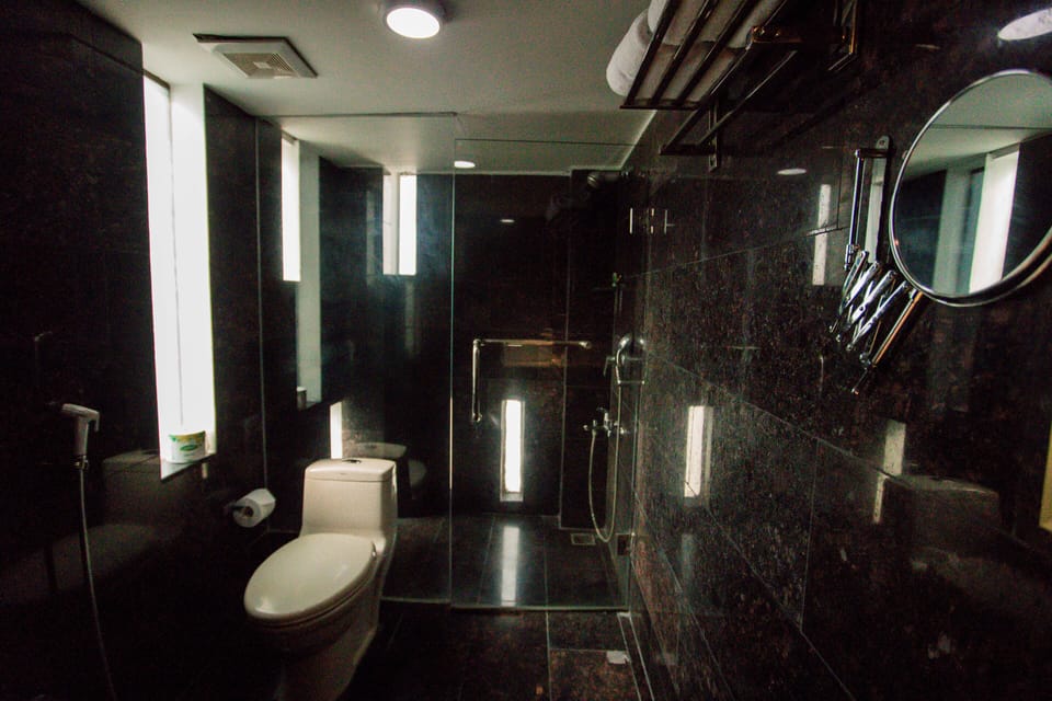 Shower, rainfall showerhead, free toiletries, hair dryer