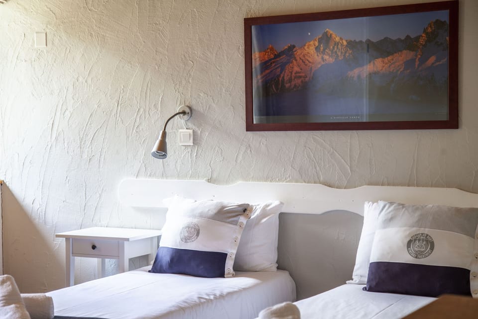 Superior Twin Room | Desk, blackout drapes, free WiFi, bed sheets