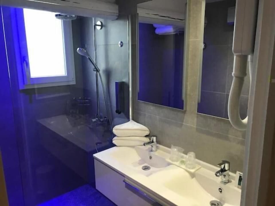 Combined shower/tub, hair dryer, bathrobes, towels