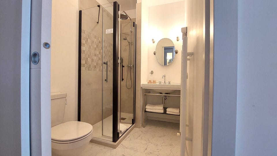 Superior Double Room | Bathroom | Hair dryer, towels, soap, shampoo