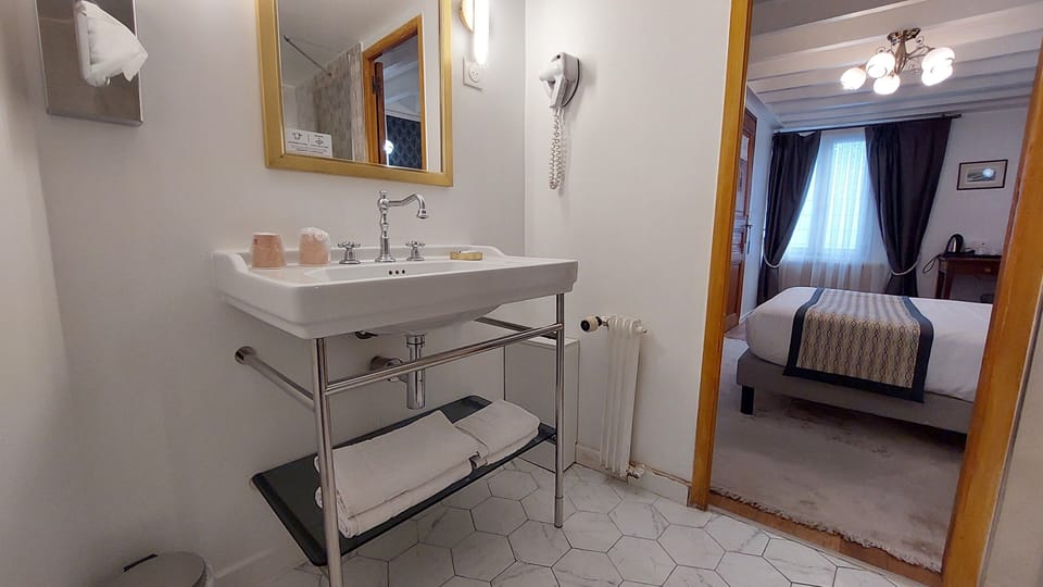 Standard Double Room, 1 Double Bed | Bathroom | Hair dryer, towels, soap, shampoo