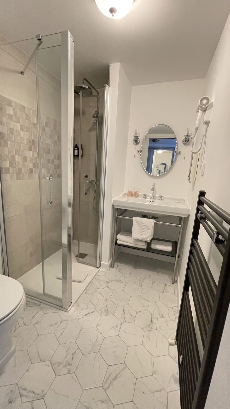 Standard Double Room | Bathroom | Hair dryer, towels, soap, shampoo