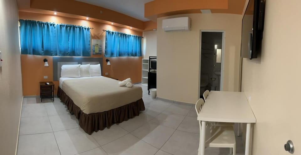 Basic Room, 1 Queen Bed | Desk, free WiFi, bed sheets
