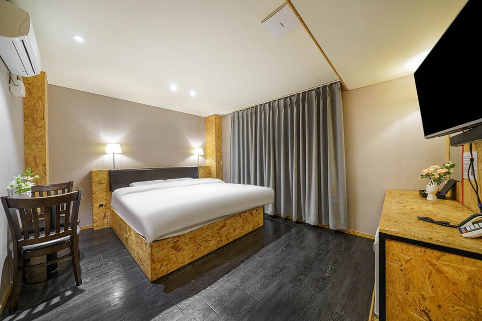 Deluxe Room | Premium bedding, free WiFi, bed sheets