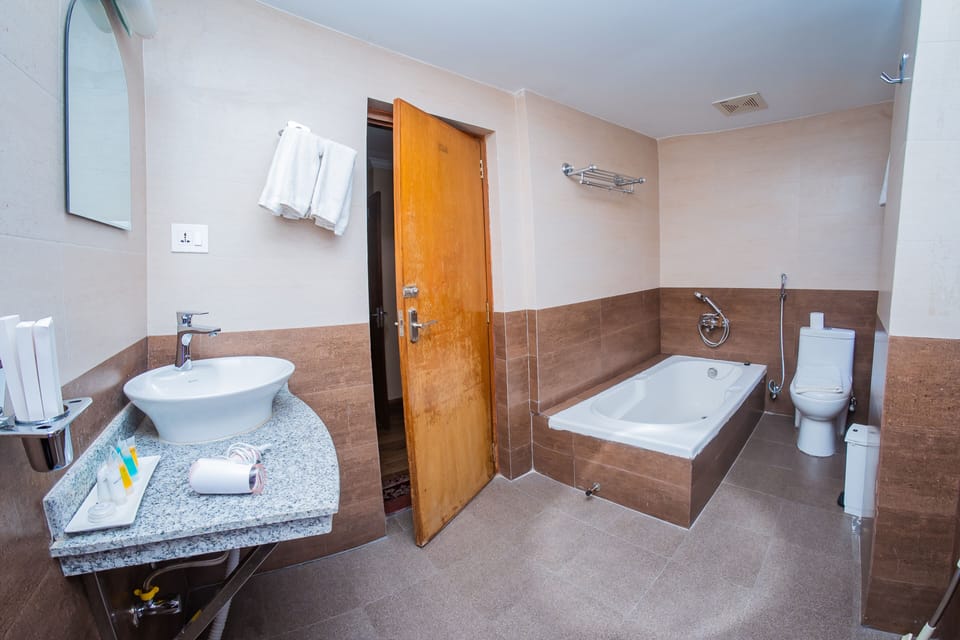 Standard Suite, Lake View | Bathroom | Rainfall showerhead, free toiletries, slippers, bidet