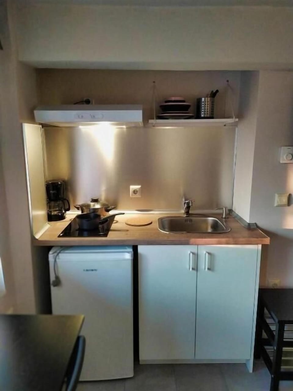 Espresso maker, coffee/tea maker, electric kettle, dining tables