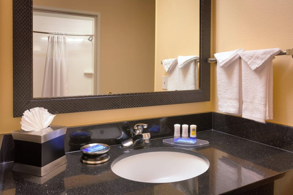 Combined shower/tub, free toiletries, hair dryer, towels
