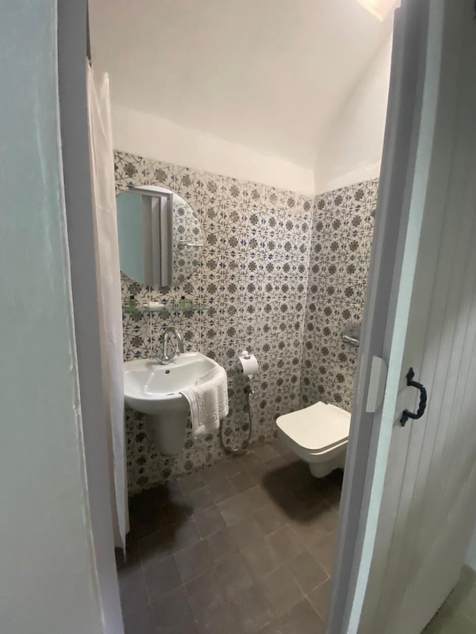 Chambre Standard Troglodyte | Bathroom | Shower, rainfall showerhead, free toiletries, hair dryer