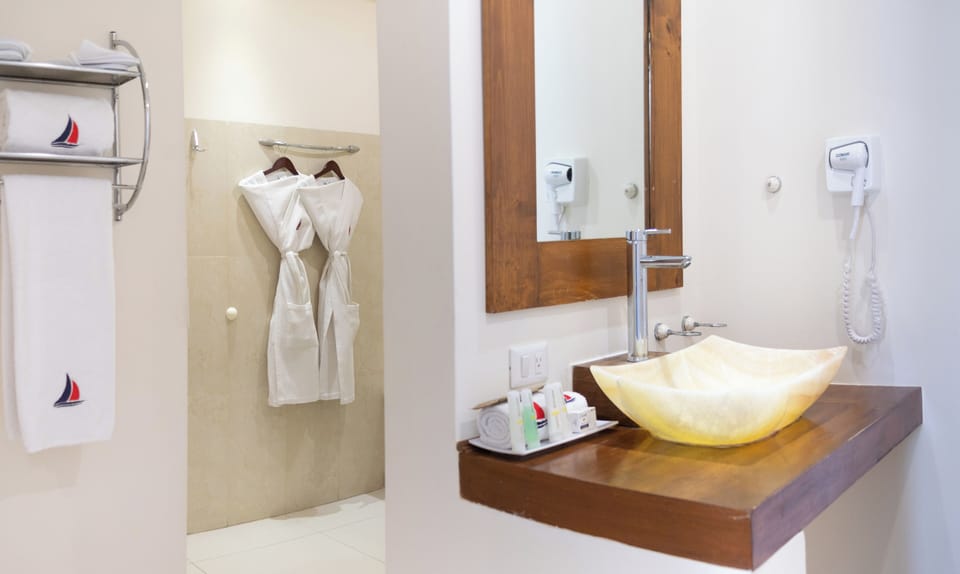 Deluxe Suite, 1 King Bed | Premium bedding, down comforters, Select Comfort beds, in-room safe