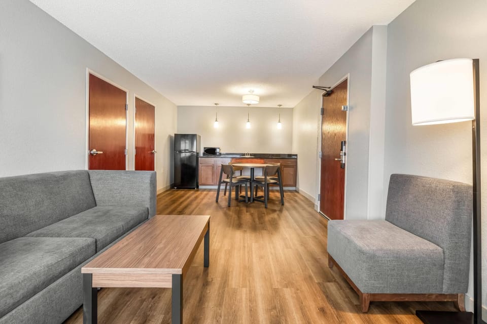 Premier Suite, 1 King Bed, Non Smoking (One-Bedroom Suite) | Desk, blackout drapes, iron/ironing board, free cribs/infant beds