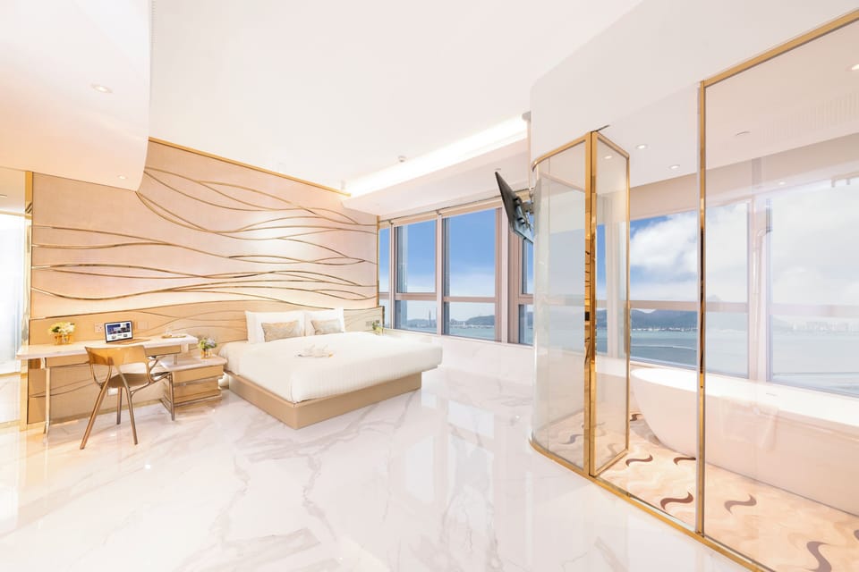 Regala Suite | Minibar, in-room safe, desk, laptop workspace
