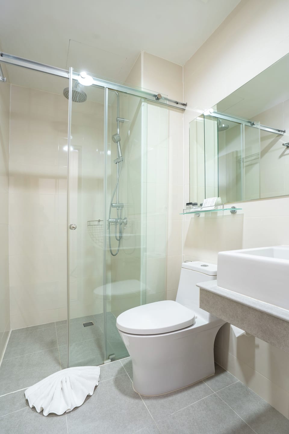 Shower, hydromassage showerhead, hair dryer, towels