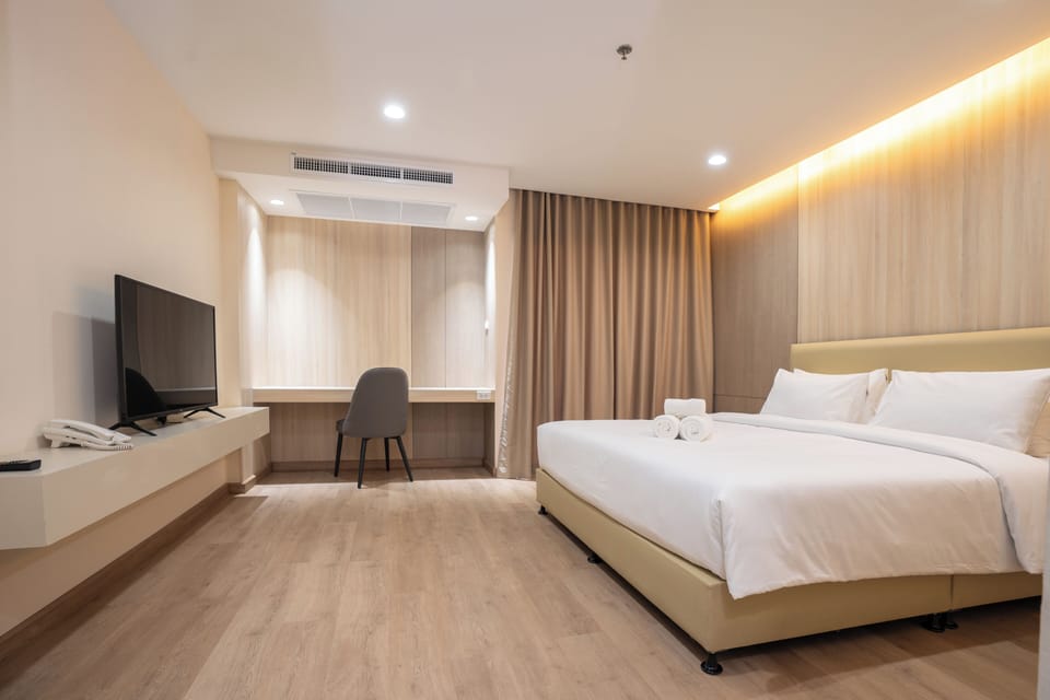 Standard Single Room, 1 King Bed | In-room safe, desk, soundproofing, free WiFi