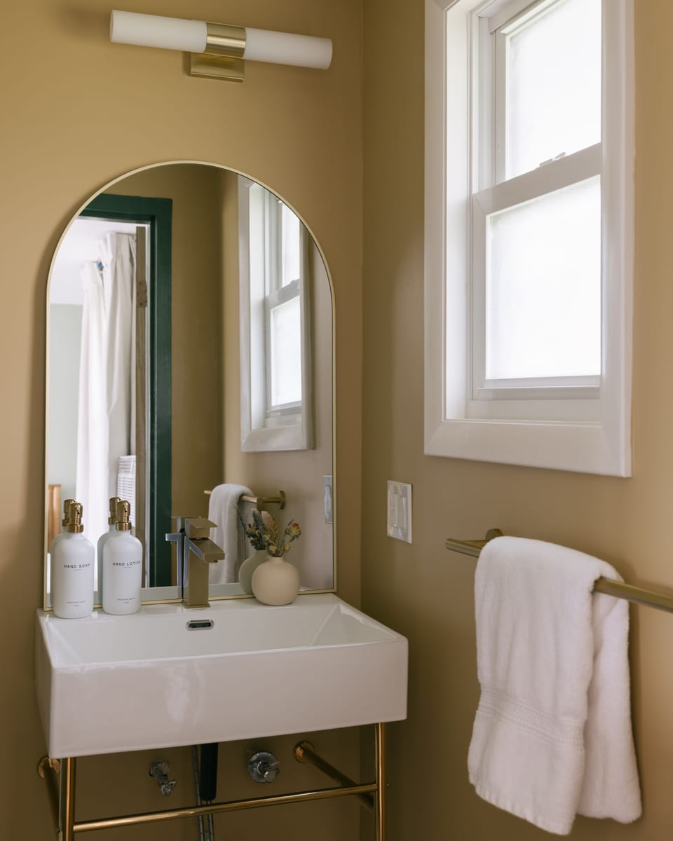 Combined shower/tub, free toiletries, hair dryer, towels