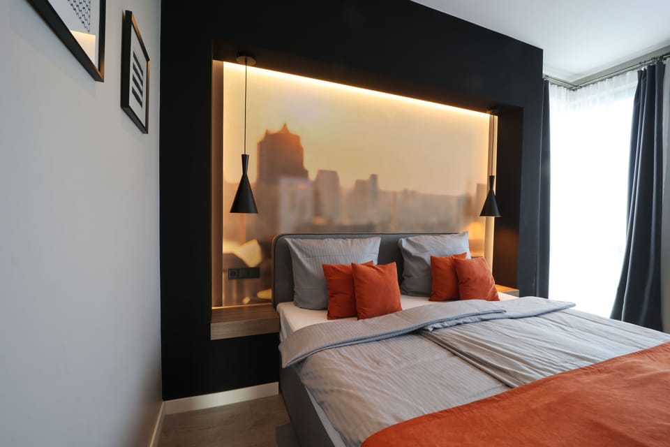 Large Studio | Desk, laptop workspace, soundproofing, free WiFi